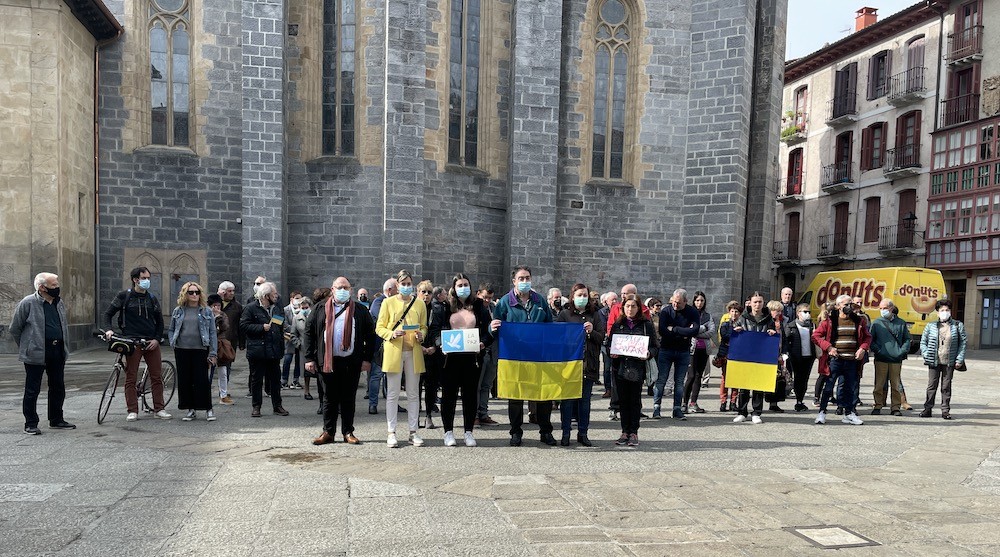 Ukrainari elkartasuna adierazteko elkarretaratzea egin dute Arrasaten