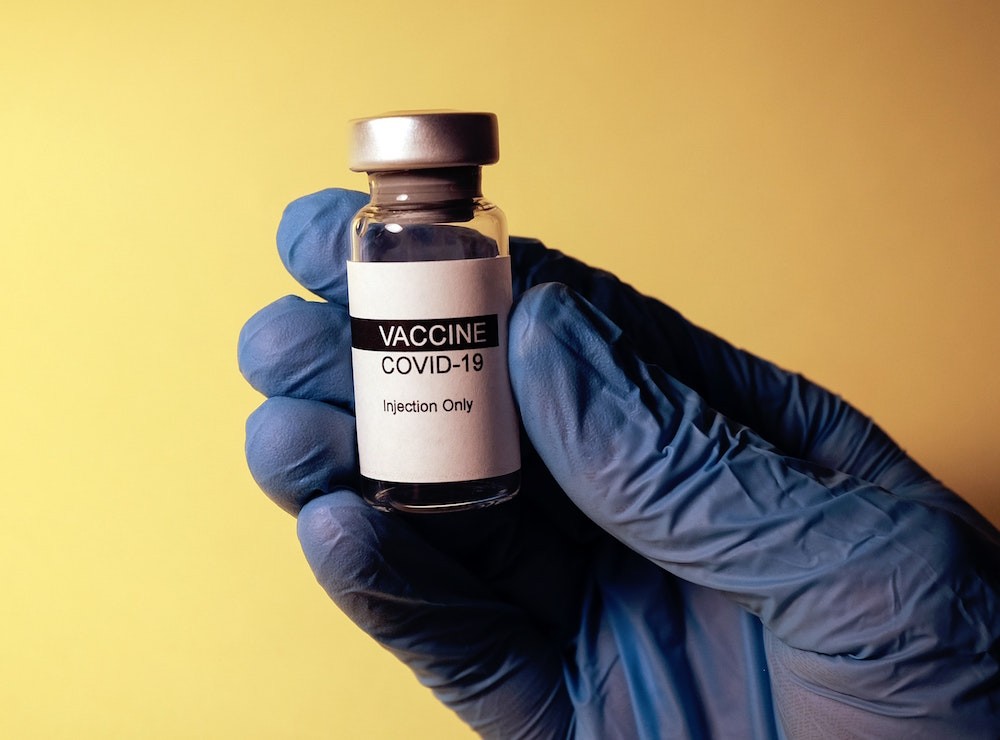 COVID-19aren kontra egiteko bost txerto ari dira jartzen munduan