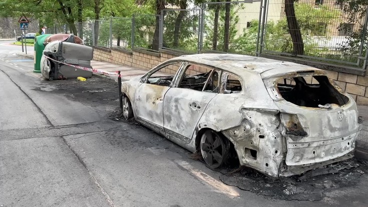 Edukiontzien erreketagatik auto bat kiskalita Arrasate pasealekuan