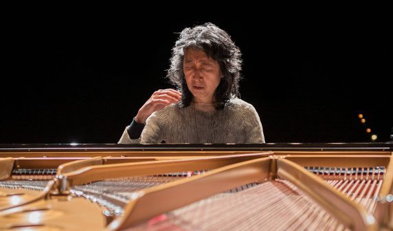 Mitsuko Uchida piano-jolea ikustera joateko autobusa antolatuko dute Kursaalera