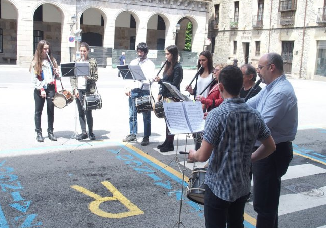 Txistulari Bandak kalejira egingo du poligonoan eta Santa Marinan