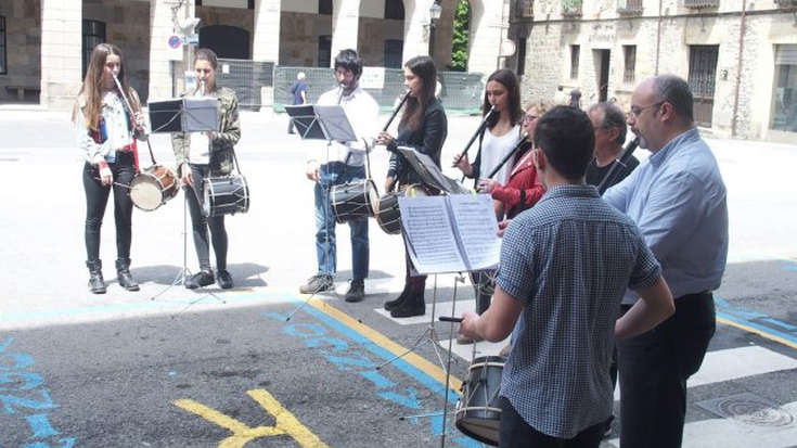 Txistulari Bandak kalejira egingo du poligonoan eta Santa Marinan