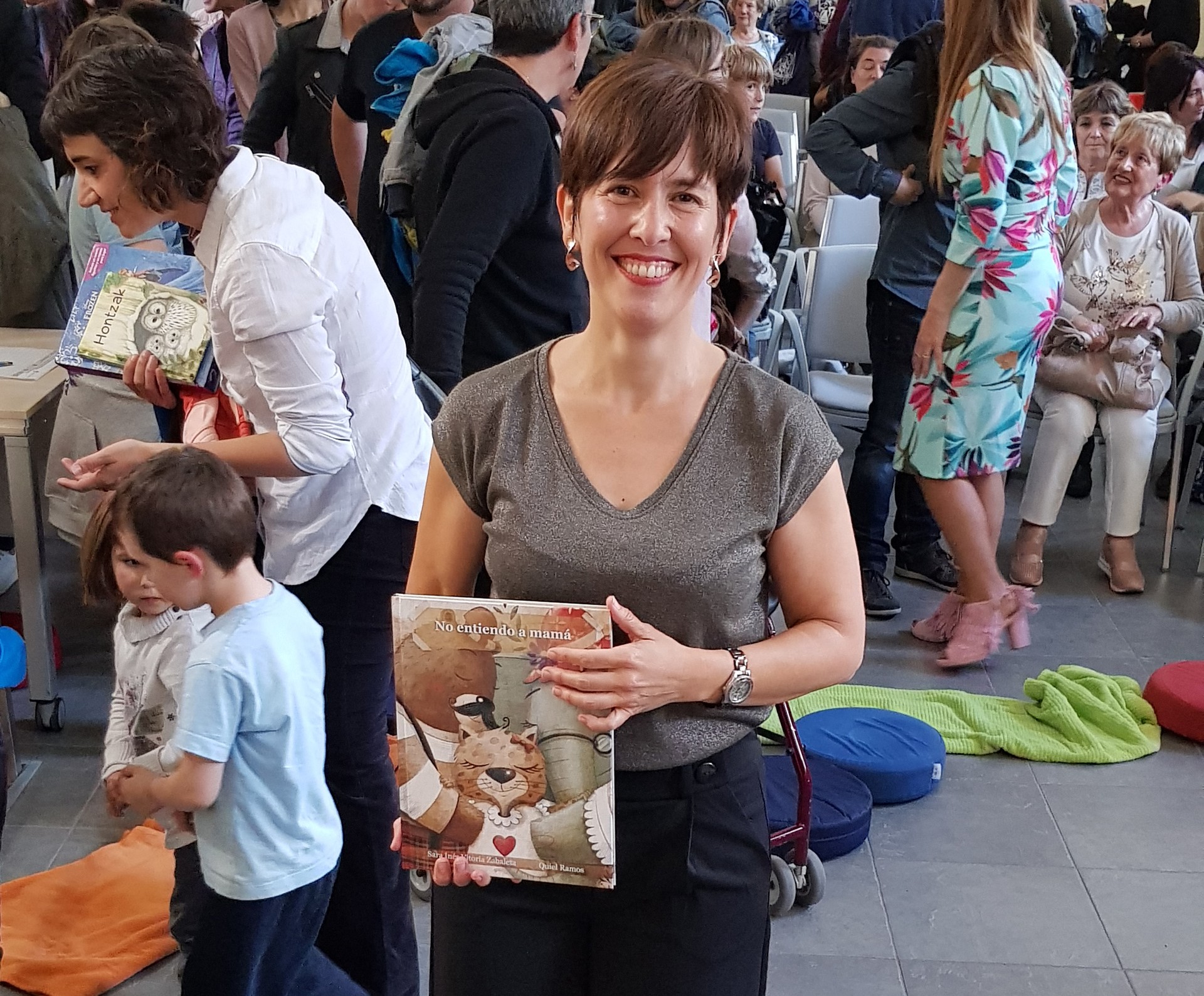 'No entiendo a mamá' liburua aurkeztu du Sara Vitoria arrasatearrak