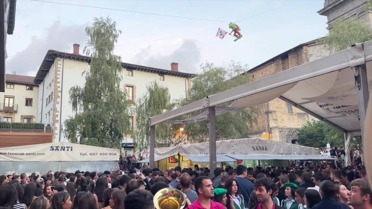 Jai giroan murgildu dira oñatiarrak, txantxikua jaitsi ostean