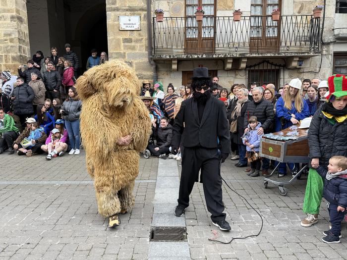 Inauterietako bazkarirako txartelak salgai daude