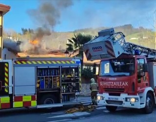 Etxebizitza baten tximiniak su hartu du Antzuolan, kalte materialak eraginez