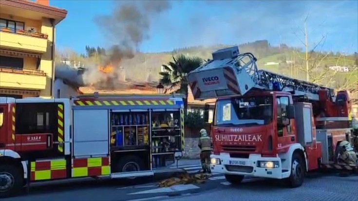Etxebizitza baten tximiniak su hartu du Antzuolan, kalte materialak eraginez