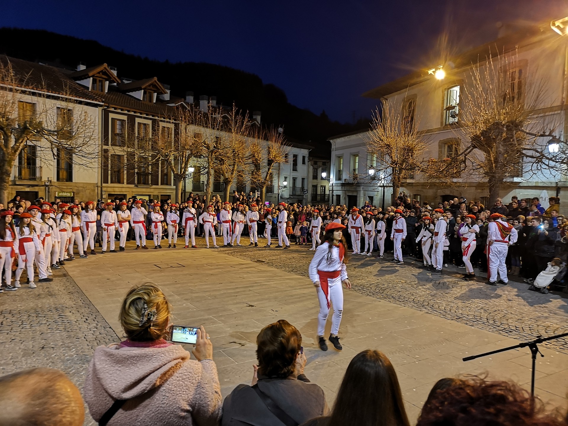 Santa Ageda dantzak plazan