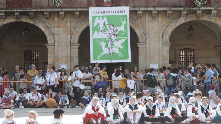 Hamabi taldetako ume dantzariak datoz domekan Oñatira