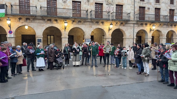 Santa Ageda bezperan kantuan ibili dira Bergarako kaleetan zehar