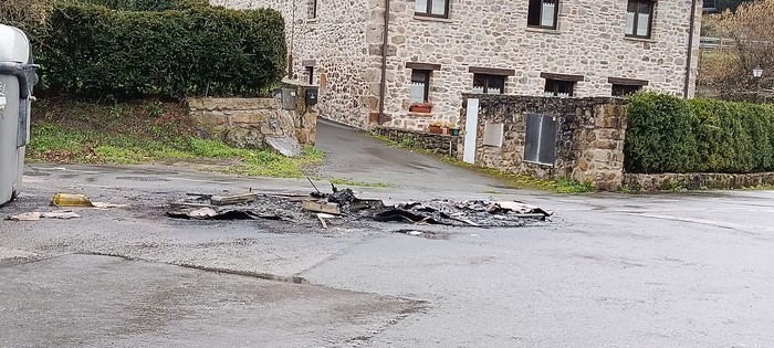 EAJk edukiontziak erretzearen ekintza gaitzetsi eta udaltzaingoaren presentzia indartzea proposatu du