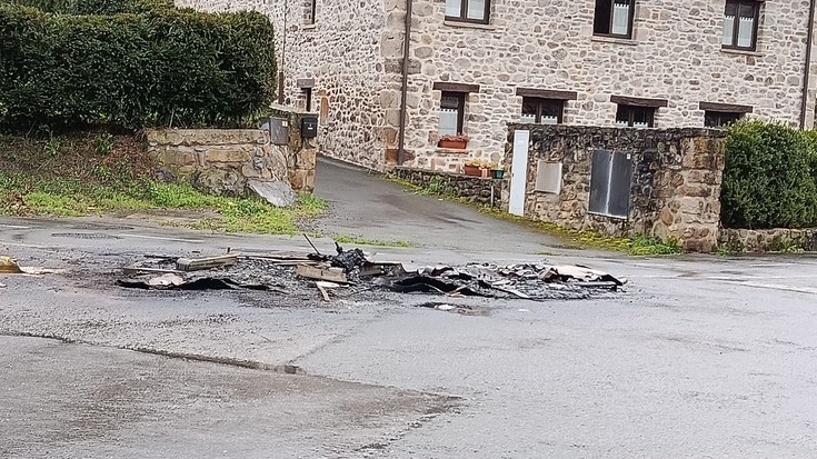 EAJk edukiontziak erretzearen ekintza gaitzetsi eta udaltzaingoaren presentzia indartzea proposatu du