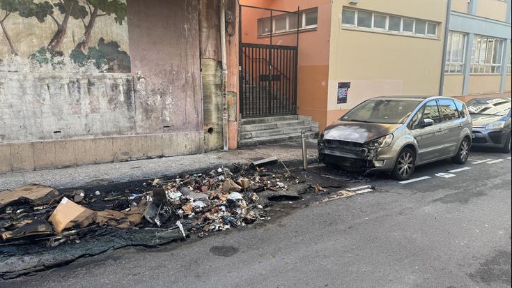 Hainbat edukiontzik su hartu dute Arrasaten, auto bati kalteak eraginez