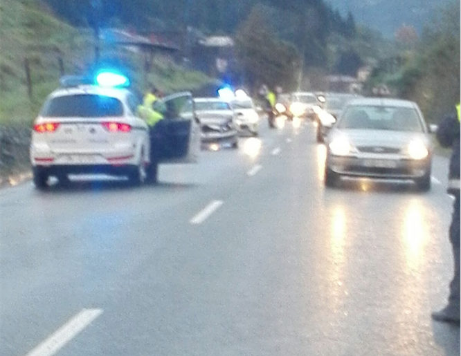 Auto ilarak sortu dira Oñatiko errepidean istripu baten eraginez