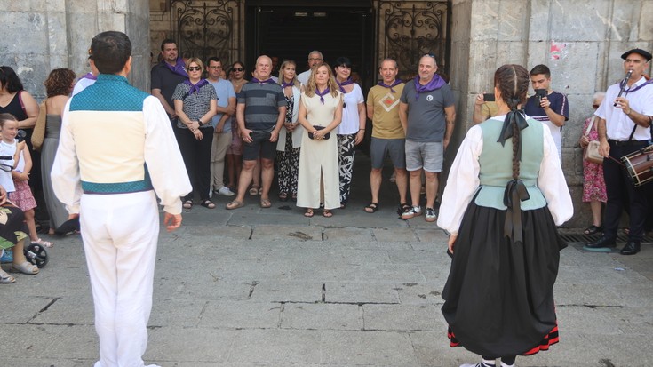 Ohorezko aurreskua eta San Juan zortzikoa eskaini diete udalbatzari