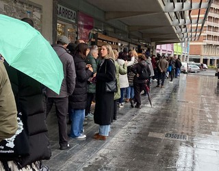 Sei orduz Uarkape kanpoan zain, pilota jaialdirako sarrerak erosteko