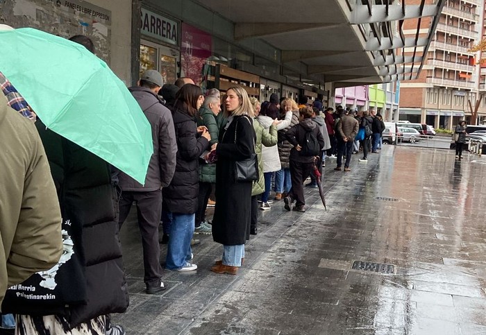 Sei orduz Uarkape kanpoan zain, pilota jaialdirako sarrerak erosteko