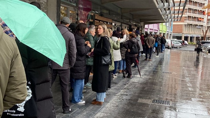 Sei orduz Uarkape kanpoan zain, pilota jaialdirako sarrerak erosteko