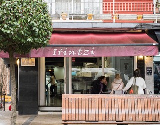 Irrintzi jatetxean, bi pertsonarendako otordua