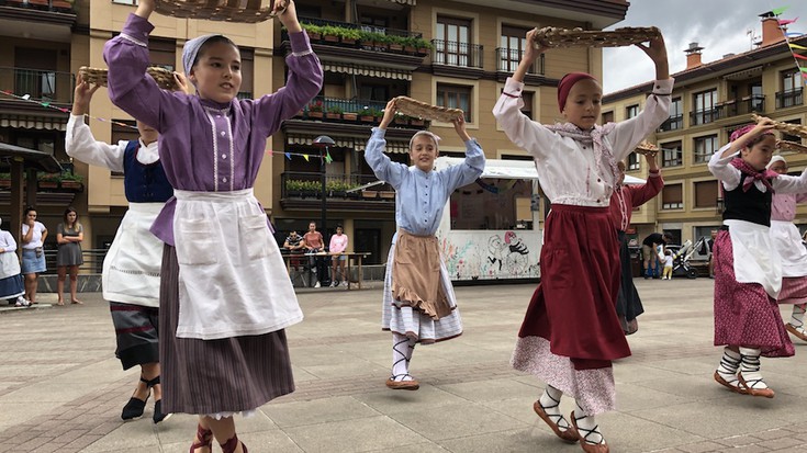 Oporren osteko lehen dantza saioa, Bidebarrietan