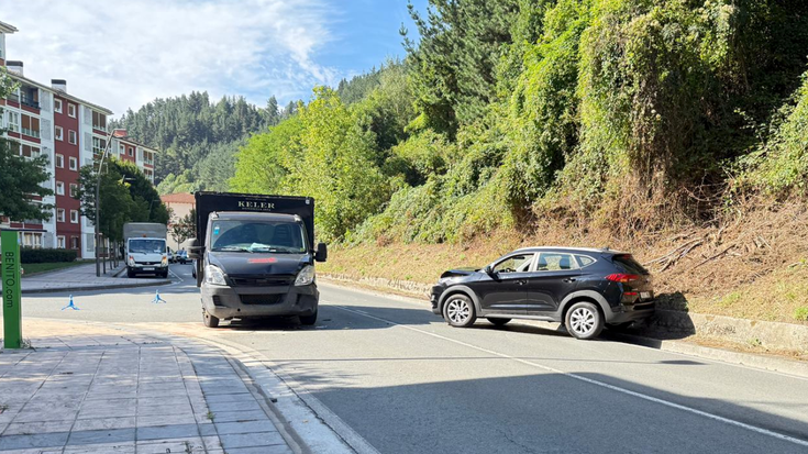 Bi ibilgailuk talka egin dute Arrasateko 17 Emakume kalean
