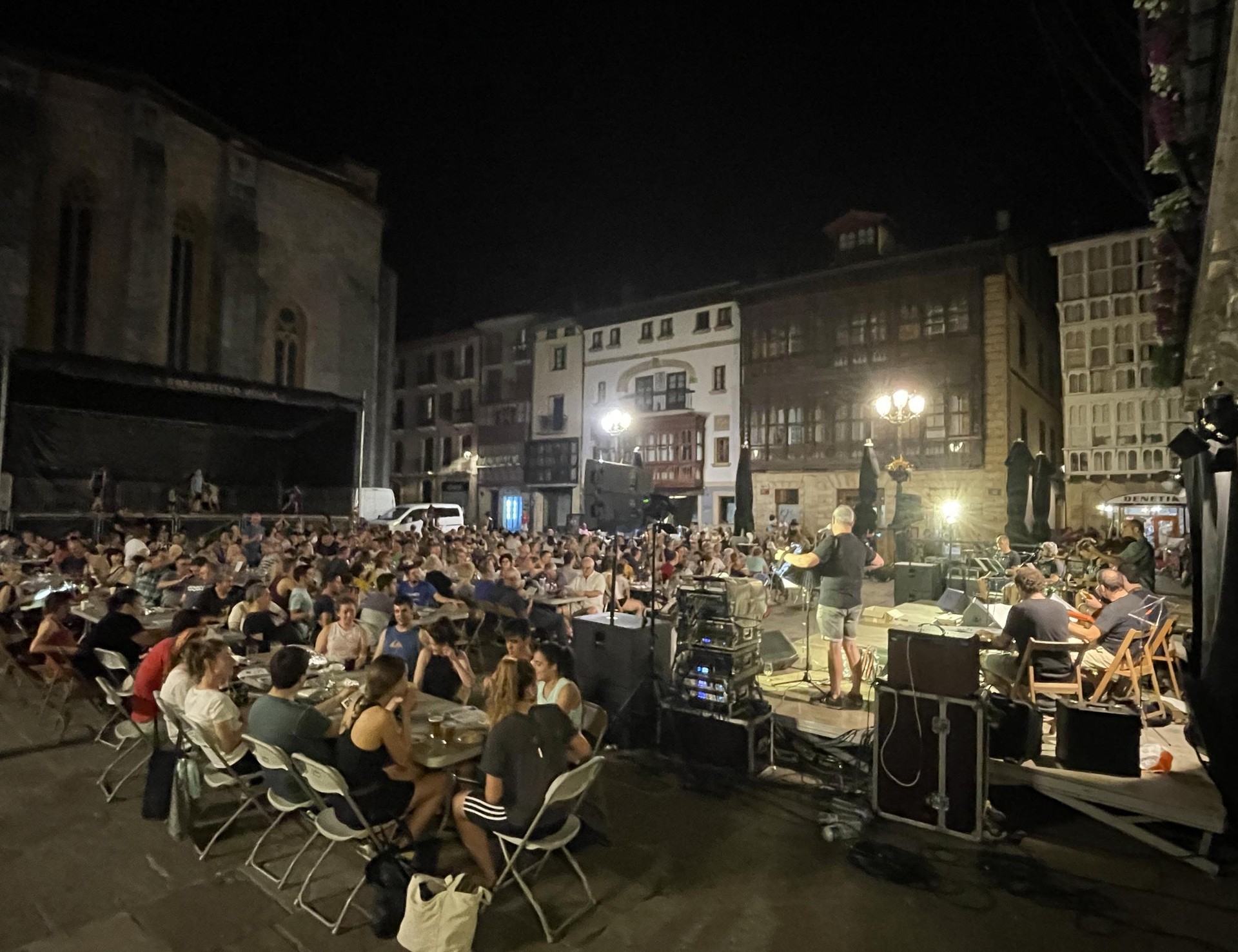 Kantu afarian eta 'Zeuk iñ zeuk jan' bazkarian, plaza batzuk gehiago
