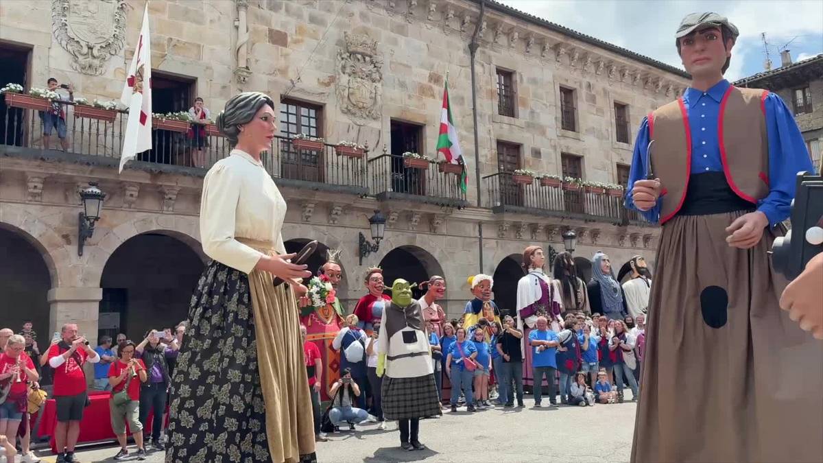 Jaietako protagonista nagusiak kalerik kale ibili dira, herritarren gozamenerako