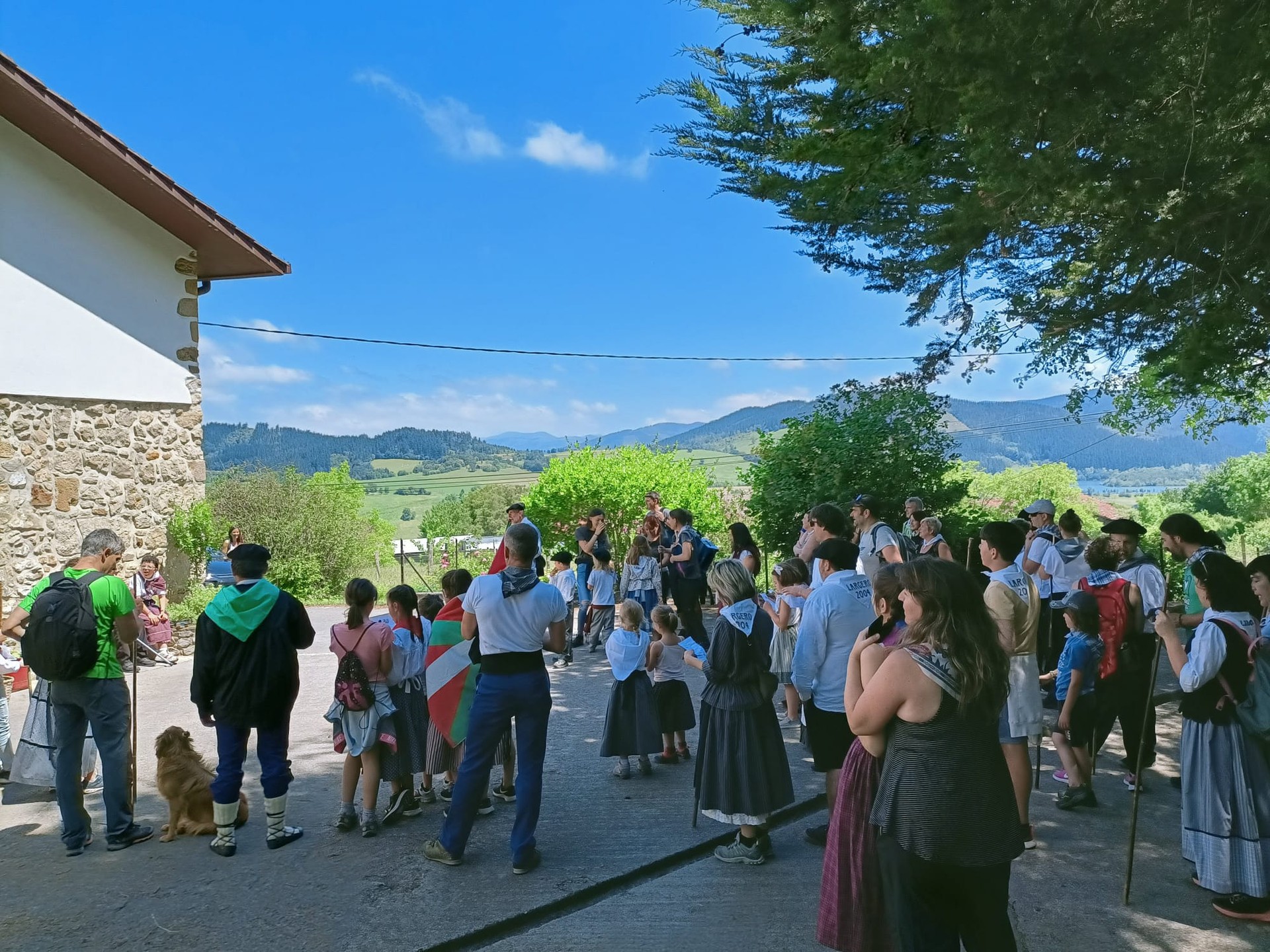 Largero egunean, kantu-batze arrakastatsua izan dute