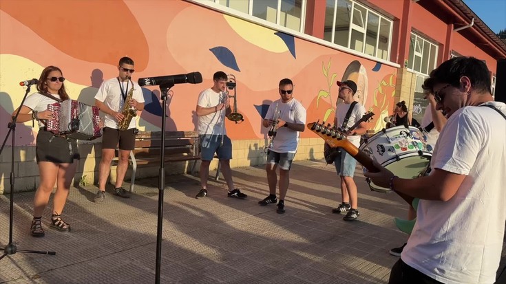 Xaukena elektrotxarangak dantzak jarri ditu elgetarrak