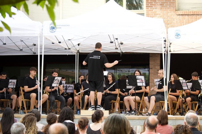 Leizarra musika eskolako bandaren emanaldia, etzi, Karmele Igartua aretoan