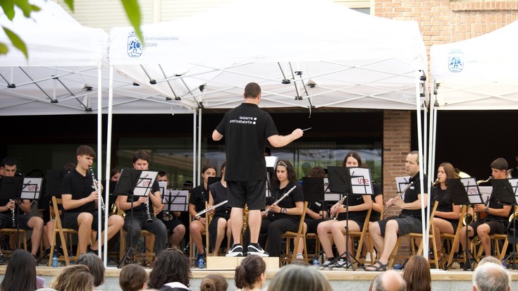 Leizarra musika eskolako bandaren emanaldia, etzi, Karmele Igartua aretoan