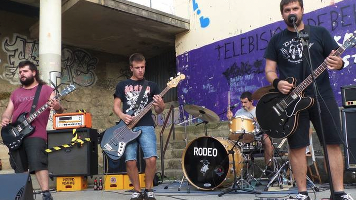 Wet Cactus eta Rodeo musika taldeak gaur, kartzela zaharrean