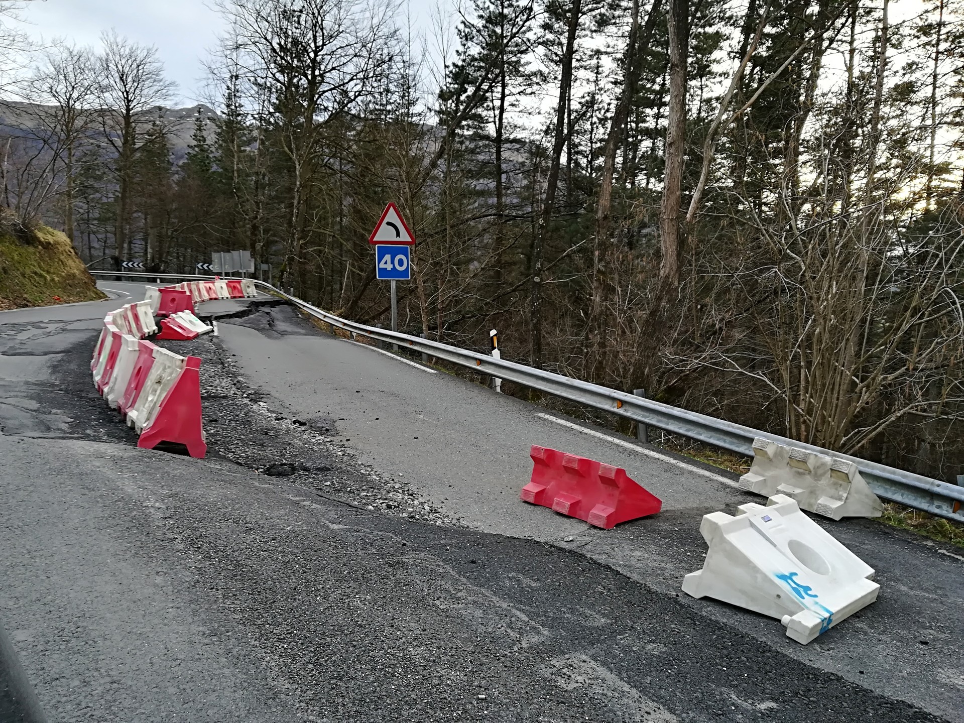 Aste Santu ostean hasiko dituzte Udanako errepidean apurtutako zatia konpontzeko lanak
