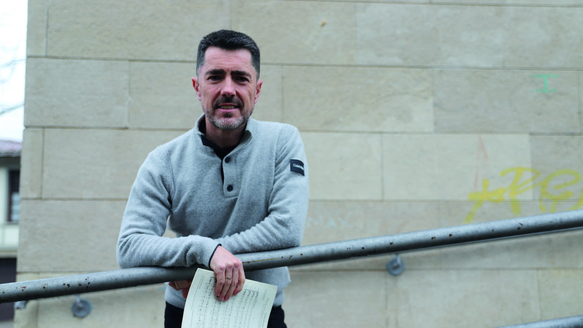 "Ardura handiagoa sentitzen dut profesionalak ez diren abesbatzak zuzentzen ditudanean"