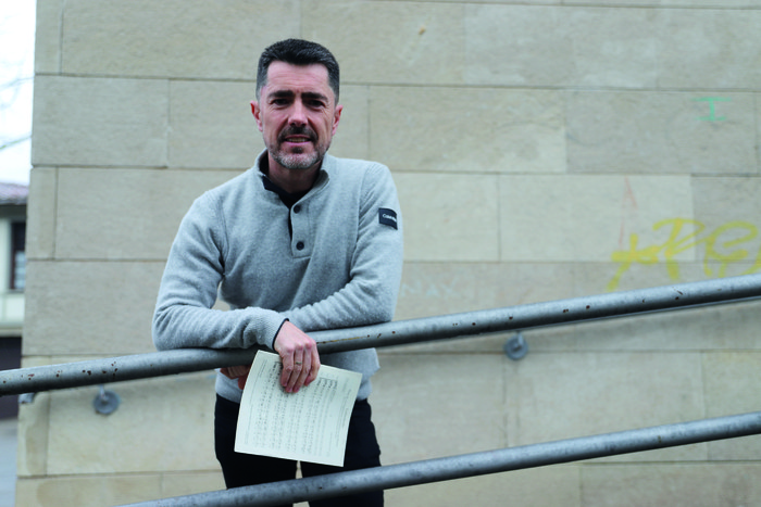 "Ardura handiagoa sentitzen dut profesionalak ez diren abesbatzak zuzentzen ditudanean"