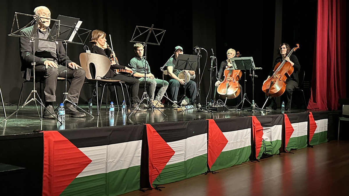 Hausnarketari bidea irekiz, ipuin palestinarren irakurketa arrakastatsua egin dute Torresoroan