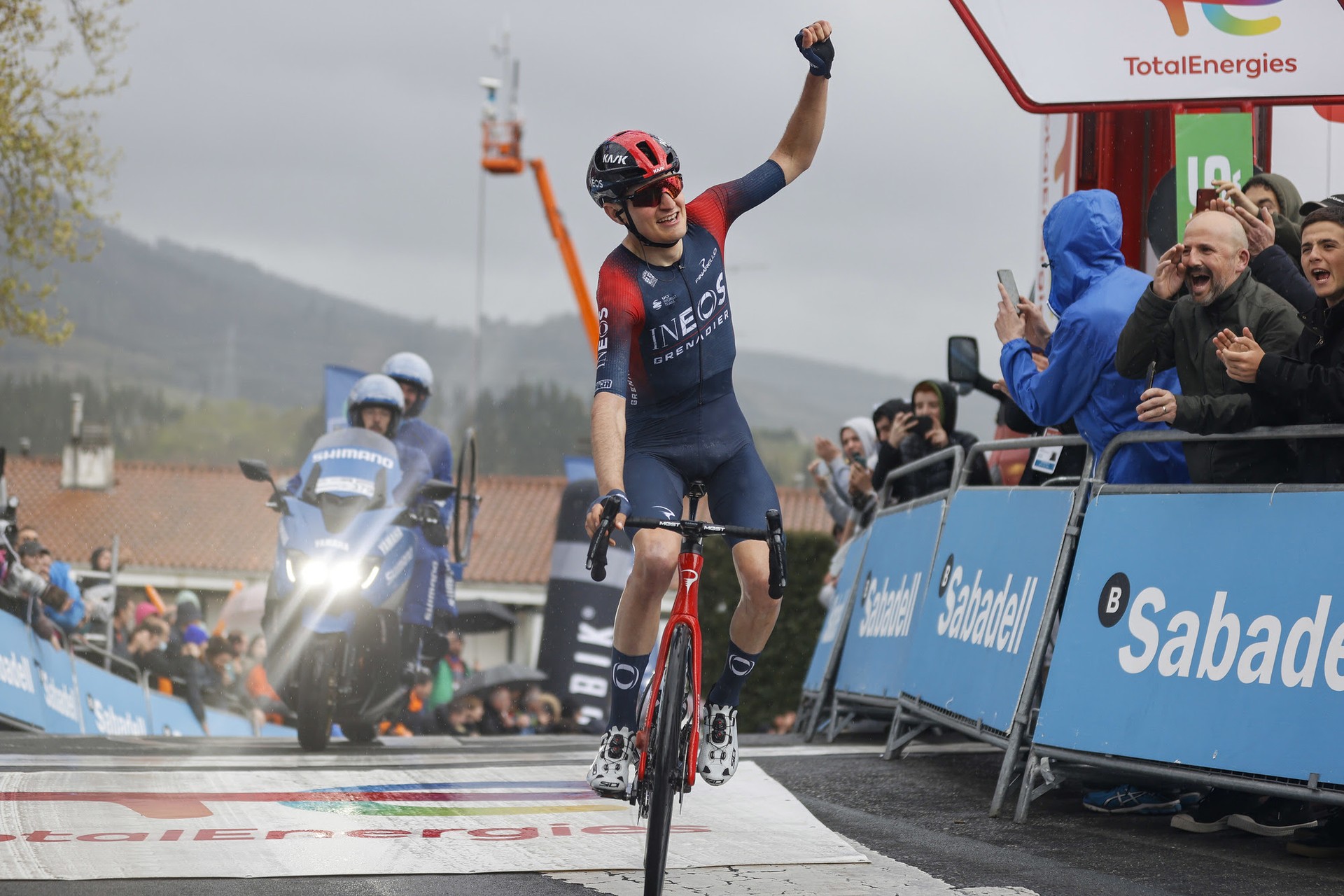 Garaipen itsusiak ere badaude; Carlos Rodriguez-ek Marc Soler-en bizkar lortu du etapa; Roglic-ek pott egin du, eta Evenepoel da lider berria
