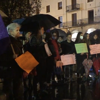 Elkarretaratzea: 'Instituzioek ere emakumeok kolpatzen gaituzte'