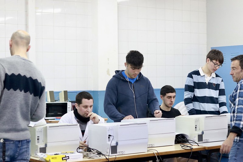 Arizmendi Ikastolako hainbat ikaslek 260 inprimagailu berregokitu dituzte