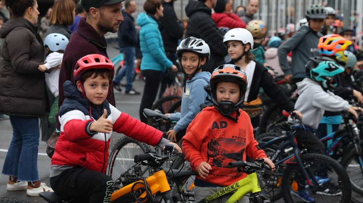 Haurrek txirrindularitza ezagutzeko aukera baliatu dute Bizikleta Festan