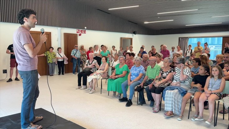 Karmele Igartua aretoa inauguratu dute Aretxabaletako komentuan