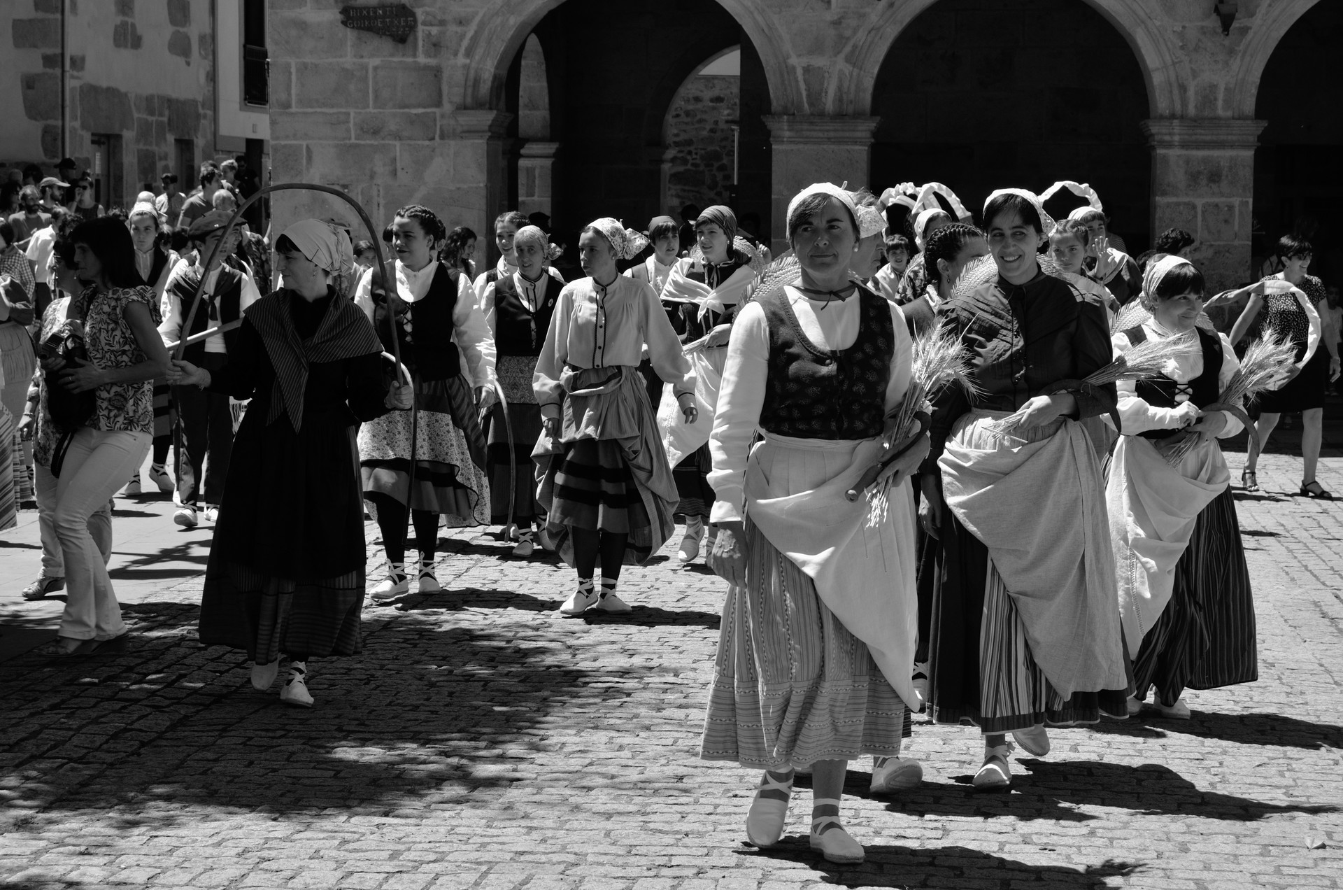 Herritarrak gustura Mendikuteren argazki proiekzioan, Sastiñan