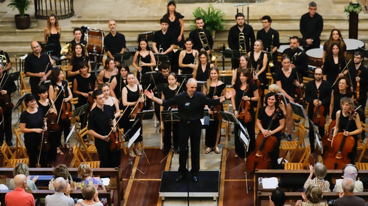 Doinu ezagunekin agurtu du denboraldia Bergarako Orkestra Sinfonikoak