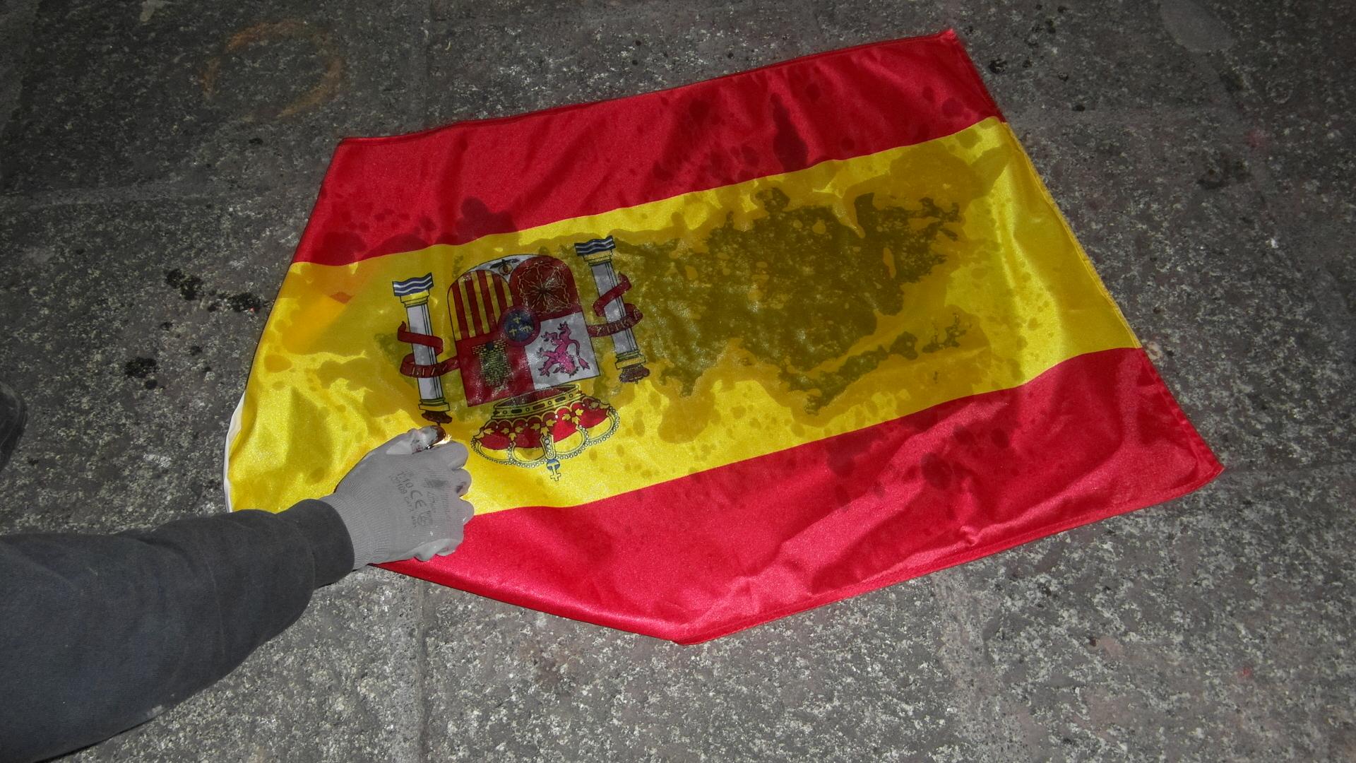 Udaletxeko espainiar bandera erre dute berriro