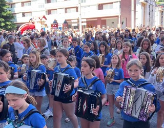 Eskualdeko trikitixek eta panderoek agindutako soinu banda alaia