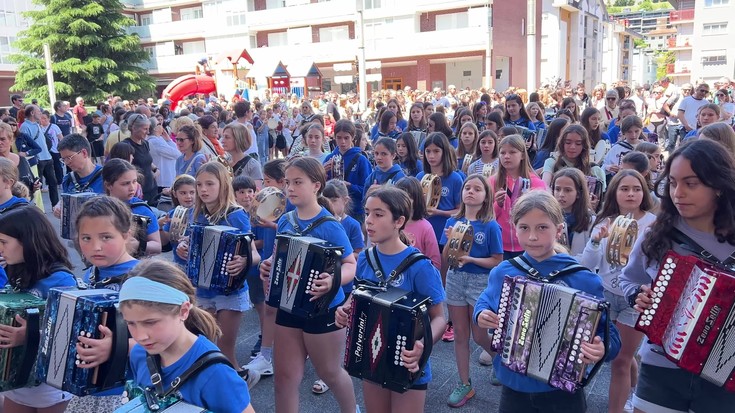 Eskualdeko trikitixek eta panderoek agindutako soinu banda alaia