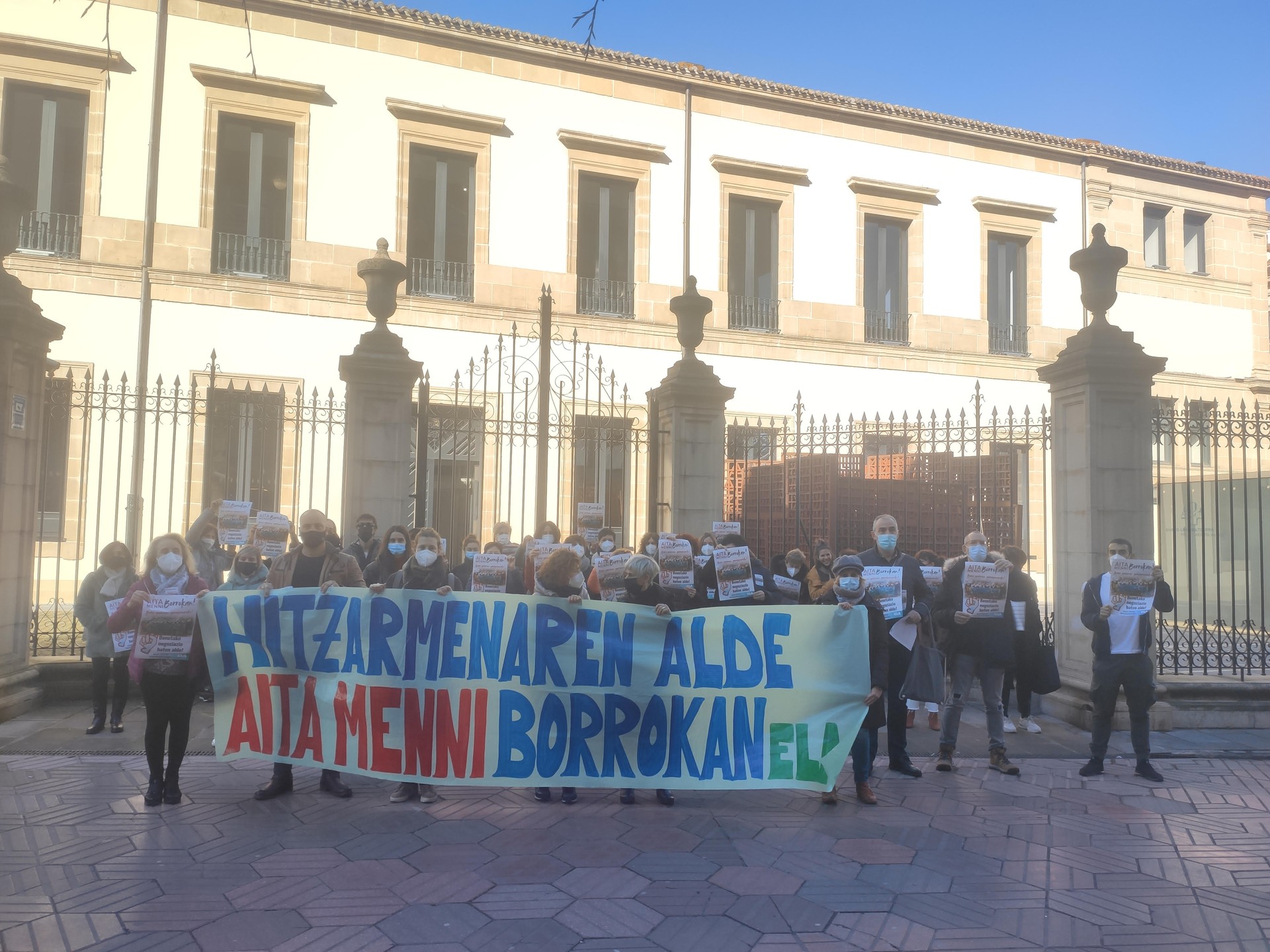 Aita Menniko hainbat langilek elkarretaratzea egin dute Eusko Legebiltzarraren aurrean