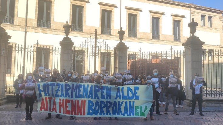 Aita Menniko hainbat langilek elkarretaratzea egin dute Eusko Legebiltzarraren aurrean