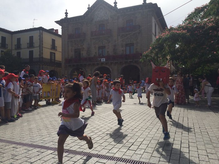 San Fermin eguna ospatzen ari dira Oñatin, udaleku irekietan