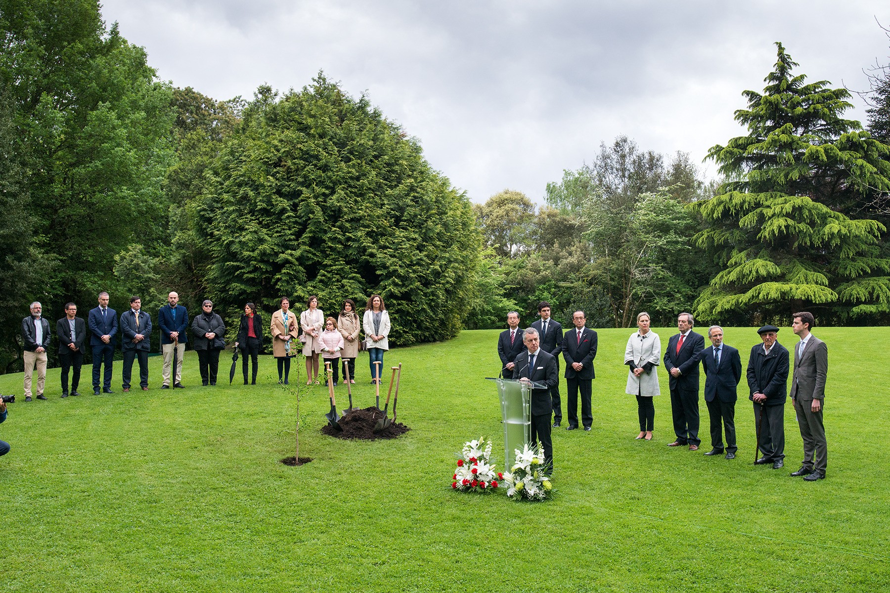 Urkullu Lehendakariak, Ginkgo Biloba itxaropena dakarren zuhaitzaren kimu bat landatzeko ekitaldian hartu du parte